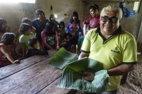 ROGÉRIO ASSIS Cesar de Mendes shows off the chocolate he made during the workshop