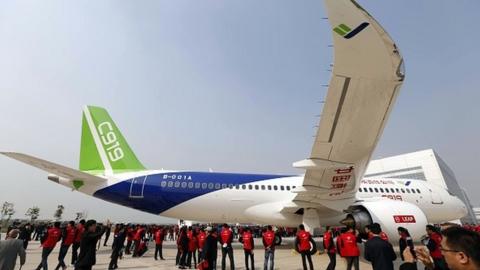 China unveils passenger aircraft to challenge Boeing and Airbus - BBC News