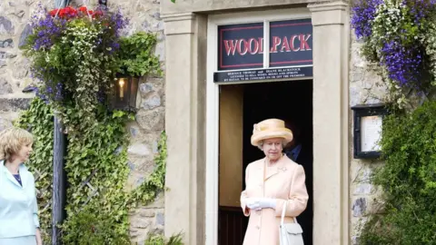 Getty Images The Queen visits the Emmerdale set