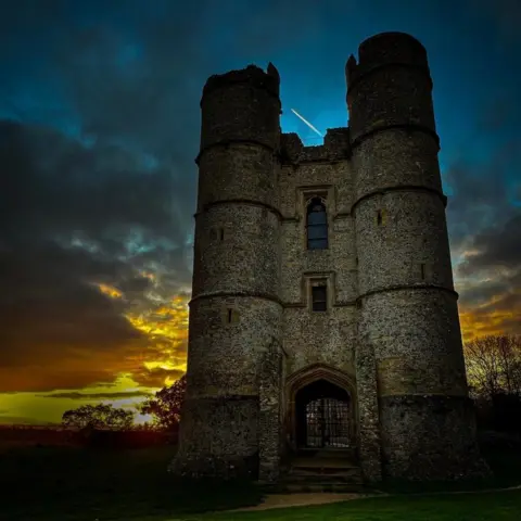 Mick SUNDAY - Donnington Castle