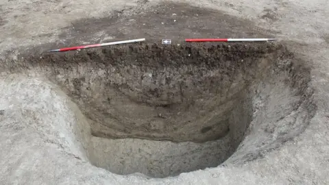 MOLA A pit in Linmere