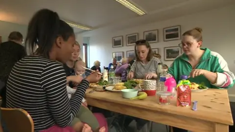 Mums eat lunch with their children