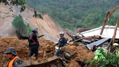Reuters Rescue workers at the scene of a landslide in the village of Quejá, Guatemala. Photo: 7 November 2020