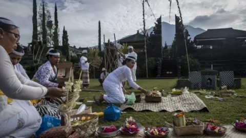 Getty Images Worshippers at the Besakih temple in front of Mt Agung (24 Sept 2017)
