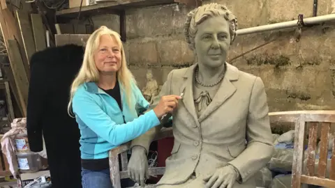 Elisabeth Hadley Elisabeth Hadley with her sculpture