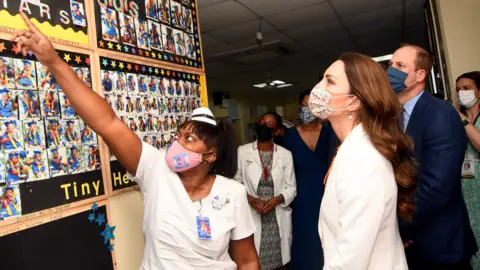 EPA The Duke and Duchess of Cambridge, Guillermo (R) and Catalina (L), observe a panel with photos of recovered children entitled "Little Heroes"