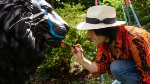 Joseph Lynn Noel Fielding with his Tusk Lion Trail sculpture