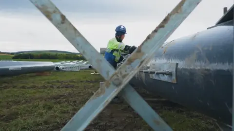 SSE/BALFOUR BEATTY Helicopter and electricity towers