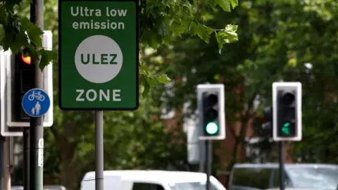 Reuters/Toby Melville Ulez sign London