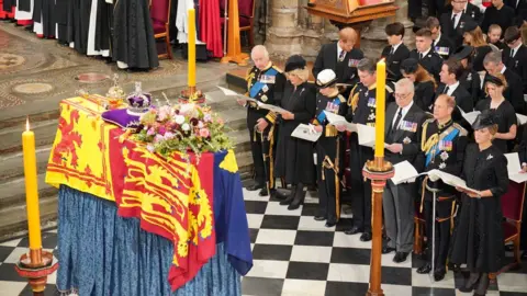 PA Media King Charles III, the Queen Consort, the Princess Royal, Vice Admiral Sir Tim Laurence, the Duke of York, the Earl of Wessex, the Countess of Wessex, (second row) the Duke of Sussex, the Duchess of Sussex, Princess Beatrice, Edoardo Mapelli Mozzi and Lady Louise Windsor, and (third row) Samuel Chatto, Arthur Chatto, Lady Sarah Chatto and Daniel Chatto in front of the coffin of Queen Elizabeth II during her State Funeral at the Abbey in London