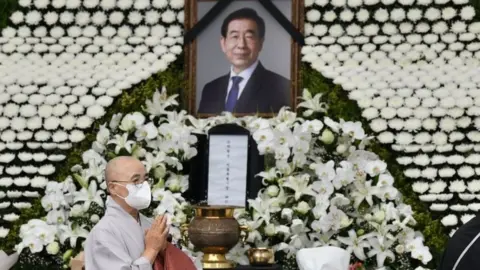 Getty Images A Buddhist monk pays his respects at a public memorial for Park Won-soon at Seoul City Hall