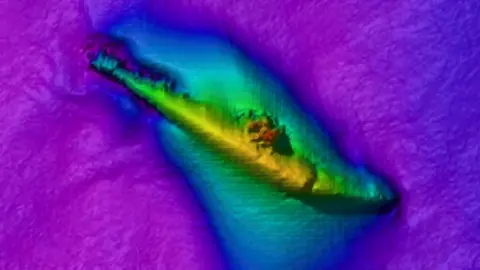 Seacams 2 Sonar images shows a top-down view of HMS H5