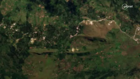 Reuters Μια δορυφορική εικόνα της περιοχής πριν από την κατολίσθηση