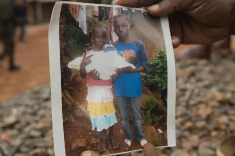 Olivia Acland Photograph of Yatta's two dead children and dead grandchild