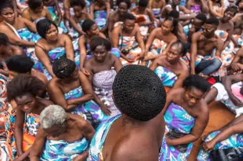 AFP Residents gather to attend the funeral of Dah Dedjalagni Agoli-Agbo in Abomey, Benin, on 11 August 2018