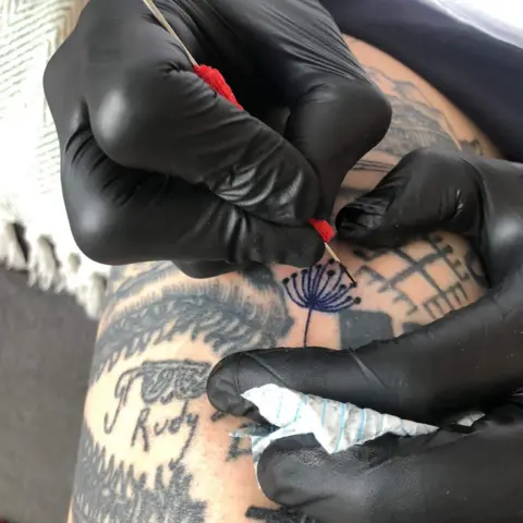 Chris Woodhead Tattoo gun