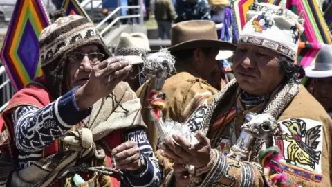 AFP A group of Aymara priests perform a ritual in La Paz to send their energy to judges (28 September)