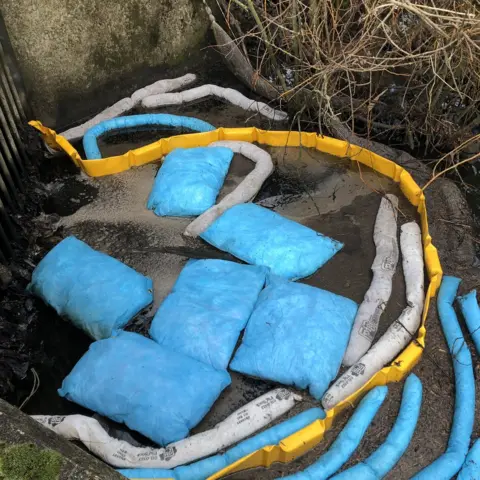 @Iainrbarreco Bags to collect oil which has seeped into the River Yare, Norwich