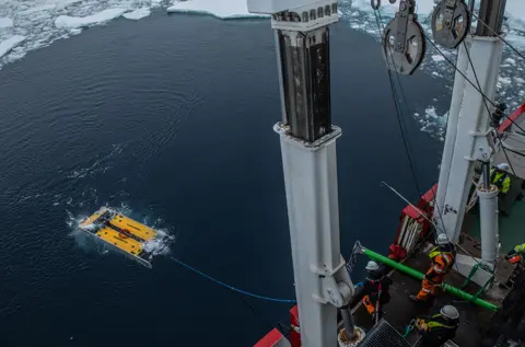 Esther Horvath/FMHT Submersible launch