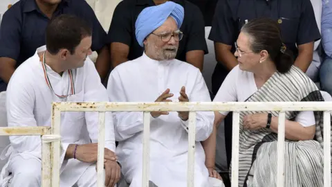 Getty Images Former Congress President Sonia Gandhi, former Prime Minister Manmohan Singh and Congress President Rahul Gandhi during a meeting.