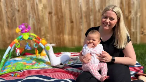 FAMILY PHOTO Kirsty and 5 month old Chloe