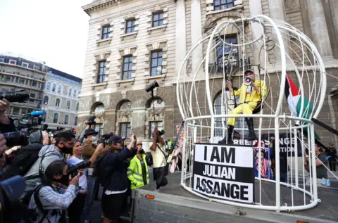 Mike Marsland/Wireimage/Getty Images Vivienne Westwood inside giant bird cage in protest for Julian Assange at Old Bailey, 21 July 2020