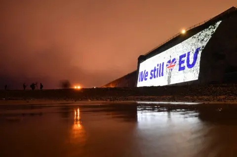 Ben STANSALL / AFP A pro-EU message is projected onto the cliffs in Ramsgate, southern England