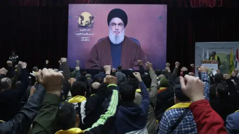 Reuters El líder de Hezbolá, Hassan Nasrallah, se dirige a sus seguidores en un discurso televisado en un mitin en Beirut, Líbano (13 de febrero de 2024).