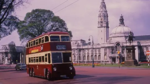 CF Isgar Trolleybus in front of Cardiff City Hall