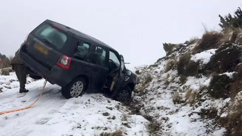 Salmo Salar/BBC Weather Watchers Car being towed from snowy ditch in Glenrothes