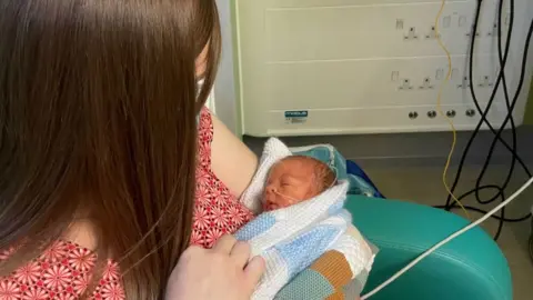 Shaun Whitmore/BBC Mum and baby on neonatal ward