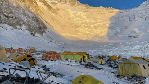 American Dies Climbing Mount Everest