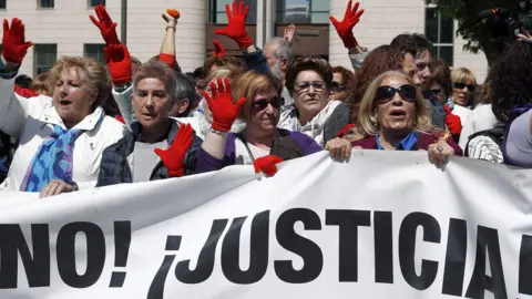 EPA Protesters outside the courtroom in Pamplona - 26 April