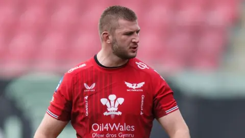 Scarlets lock Morgan Jones
