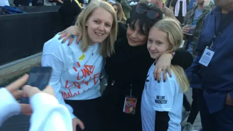 Ariana Grande's Mum with fans