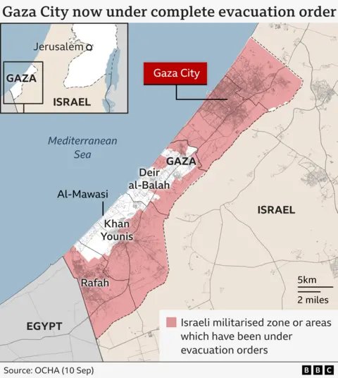 Mapa mostrando Gaza e destacando as áreas que são zonas militarizadas israelenses ou sob ordens de evacuação israelense. Isso mostra que a maioria dos Gaza - estimada em 82% - está agora sob essas duas designações, incluindo toda a cidade de Gaza no norte. 