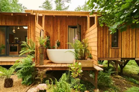 Channel 4 Outside bath at eco house