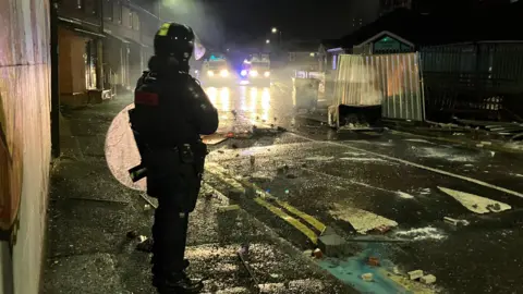 Petugas PSNI saat terjadi kerusuhan di Sandy Row