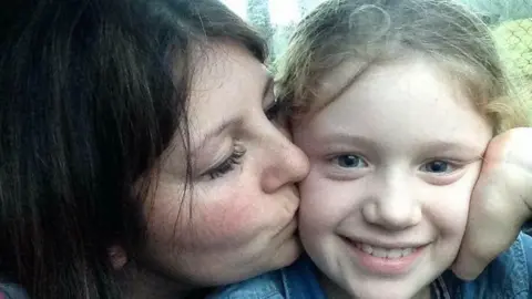 FAMILY HANDOUT Keira and mum Loanna