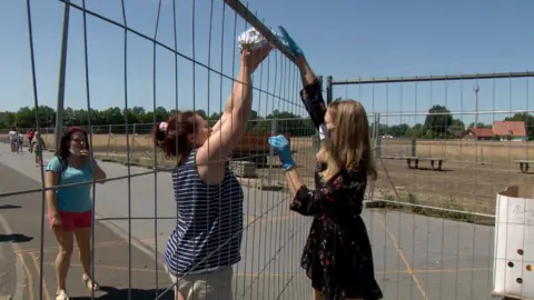 Volunteers deliver food to quarantined workers