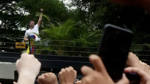 Reuters Venezuela's opposition leader Leopoldo Lopez salutes supporters outside his home in Caracas (07 July 2017)