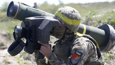 Getty Images Ukrainian soldier with a Javelin