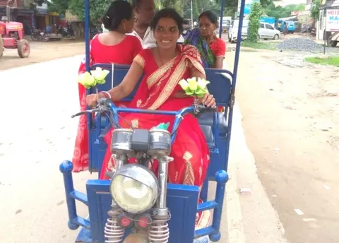 BBC Sushila Devi and her e-rickshaw