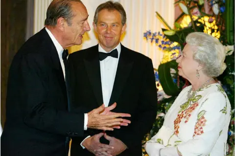 Getty Images Jacques Chirac and Tony Blair join Queen Elizabeth for the G8 summit dinner hosted in Gleneagles