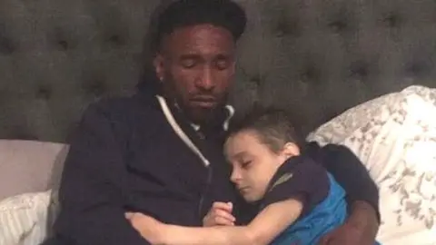 Family photo Jermain Defoe with Bradley Lowery
