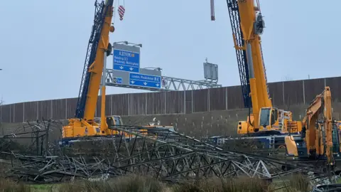 A picture of the pylon dismantled 