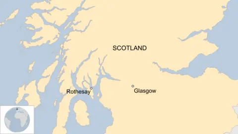 Un mapa de la mayoría de Escocia, y parte del norte de Inglaterra e Irlanda del Norte. Tiene Rothesay marcado con un punto en la costa oeste de Escocia, con Glasgow marcado con un punto al este en el continente.