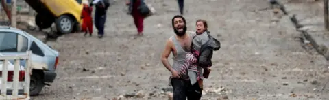 Reuters Civilians flee as Iraqi forces battle to retake Mosul in March 2017