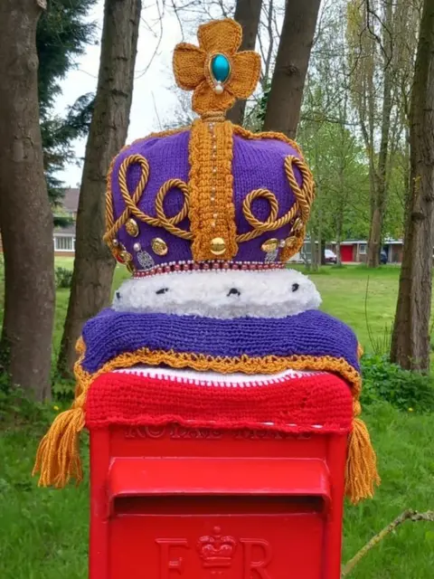 Sue Thompson Knitted crown postbox topper