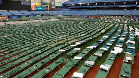 Reuters Tropicana Field dibuka untuk warga Pinellas County yang membutuhkan perlindungan sebelum datangnya Badai Milton, di St. Petersburg, Florida